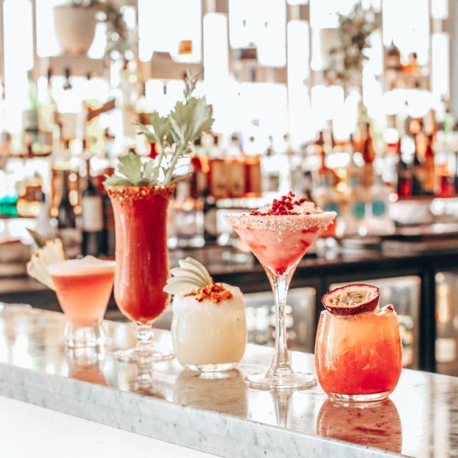 伦巴海滩度假酒店 卡伦德拉 外观 照片 Cocktails at the bar