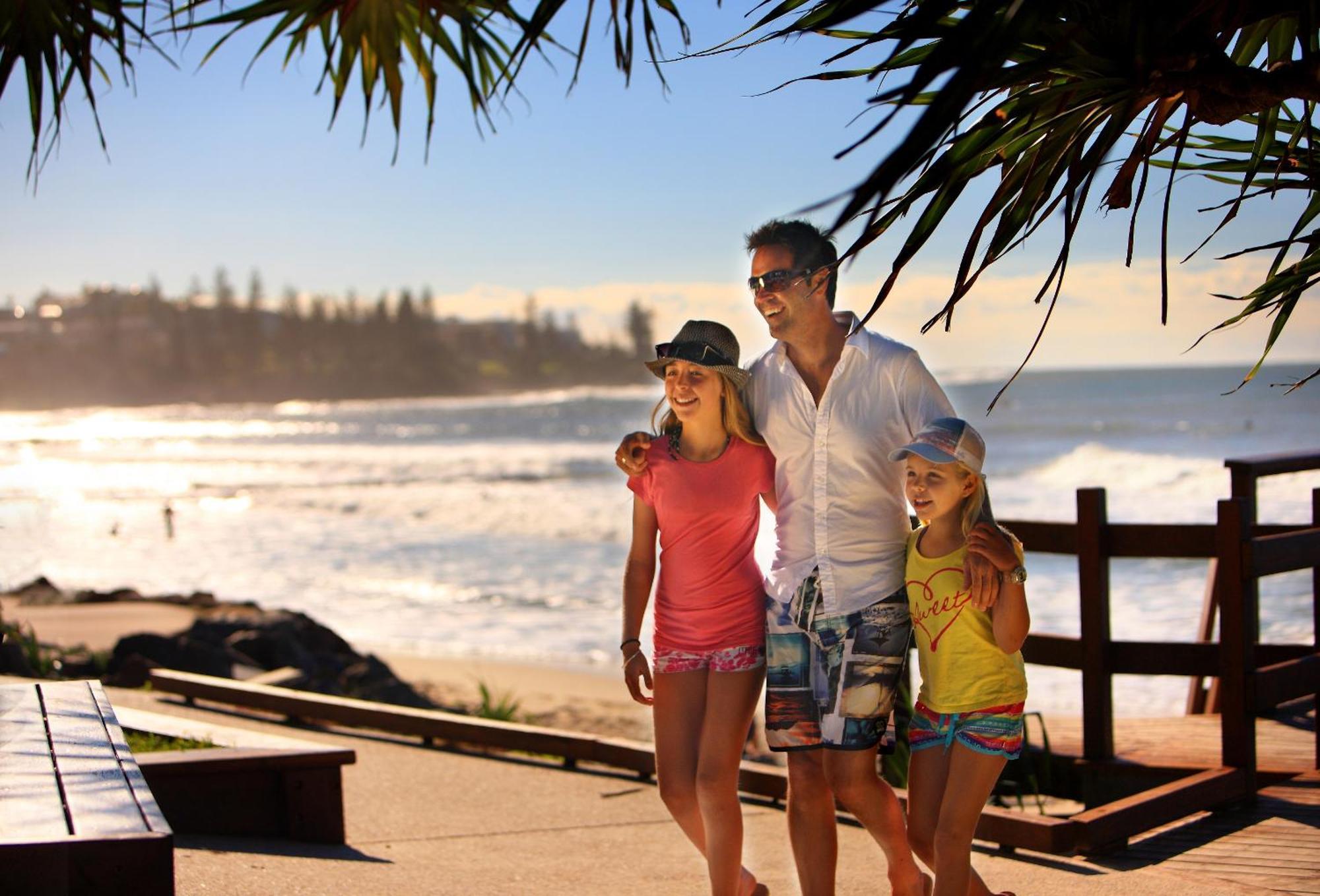 伦巴海滩度假酒店 卡伦德拉 外观 照片 A family at the beach