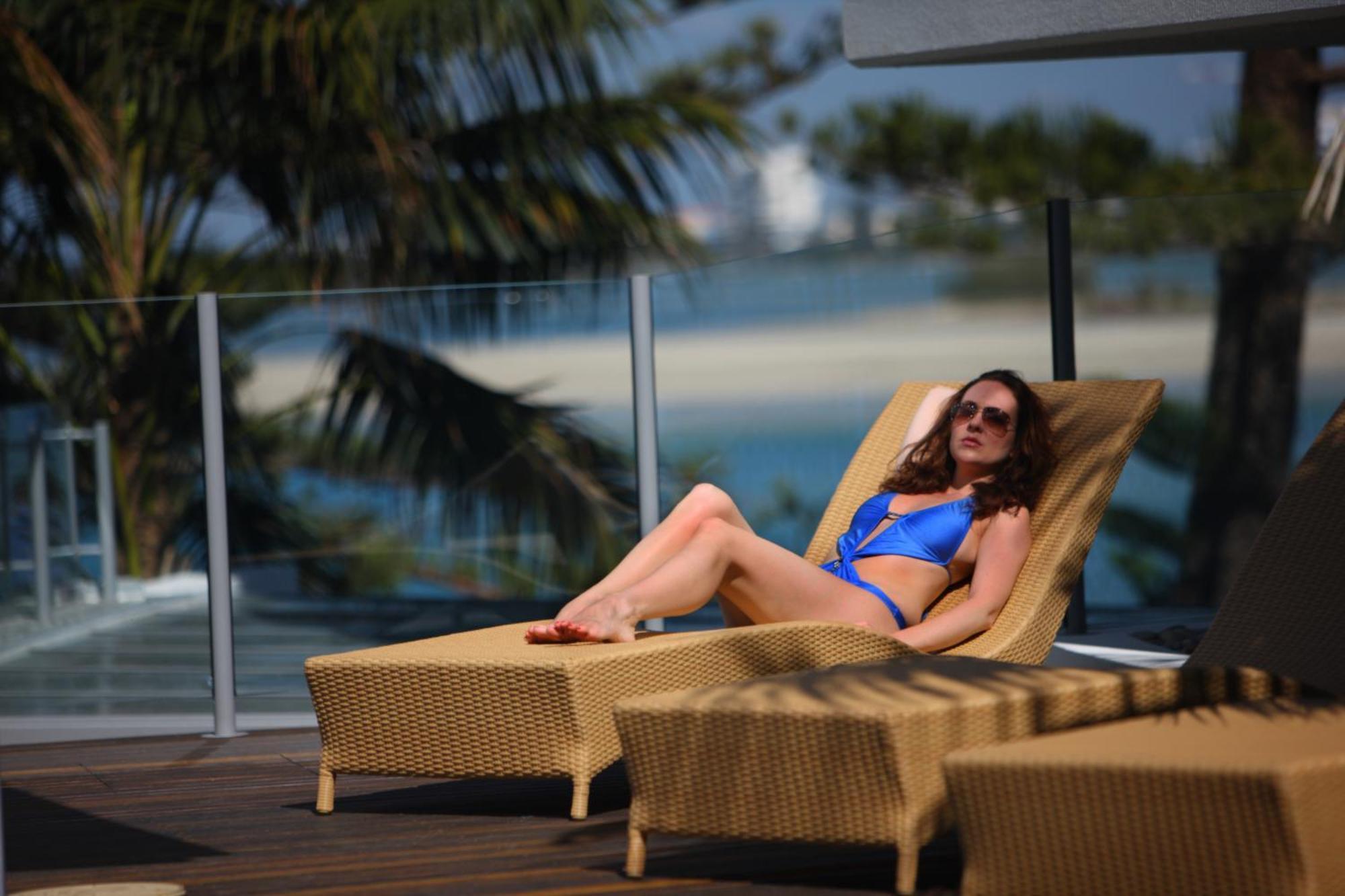 伦巴海滩度假酒店 卡伦德拉 外观 照片 A woman sunbathing