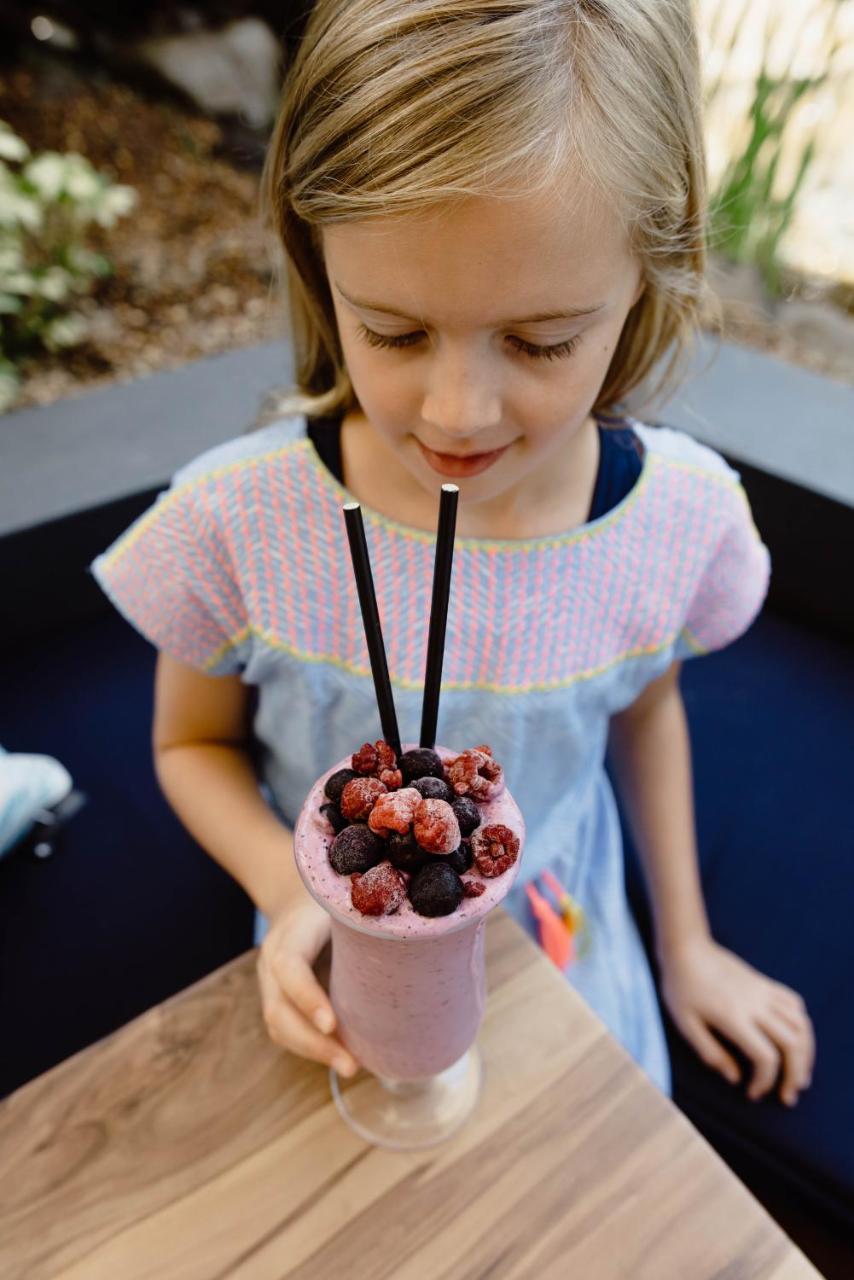 伦巴海滩度假酒店 卡伦德拉 外观 照片 A girl with a smoothie